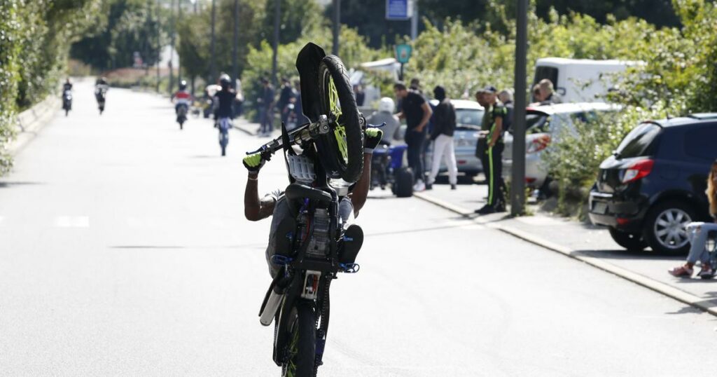 Rodéo urbain : près de Nantes, un jeune homme non casqué grièvement blessé après une collision avec un bus