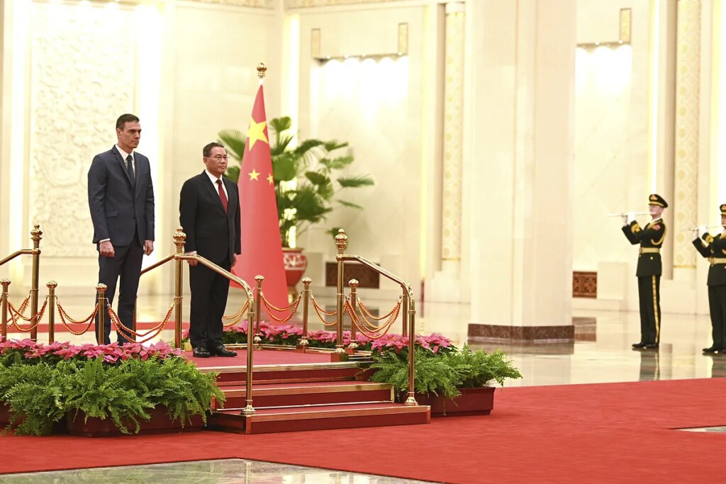 Sánchez pide "soluciones consensuadas" en su segunda visita a China en medio de las tensiones por los aranceles a los coches eléctricos y a la carne de cerdo