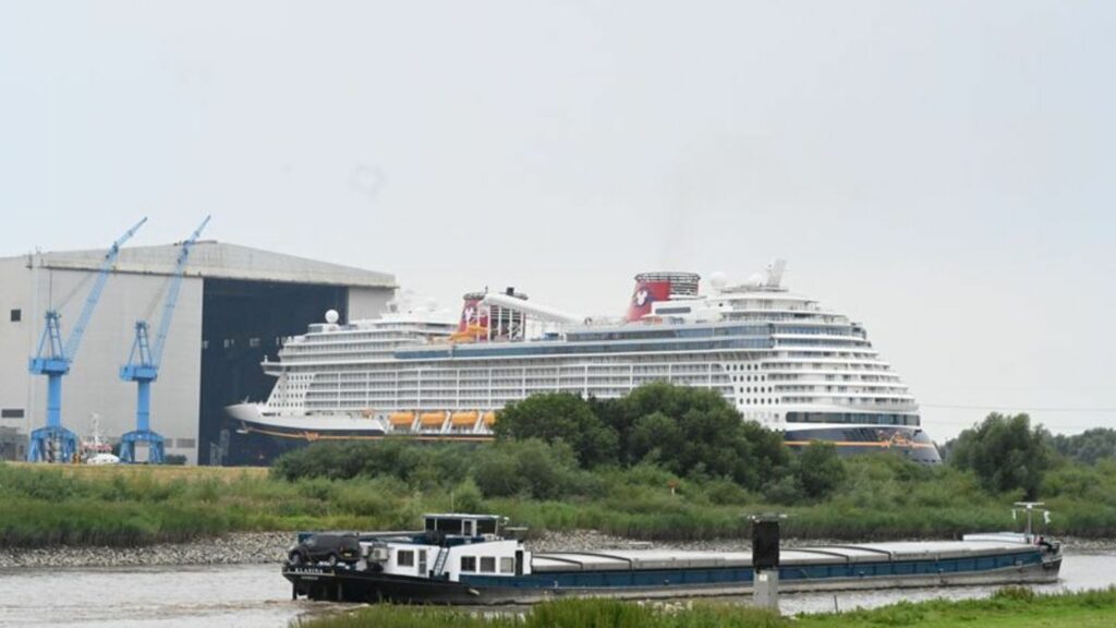 Die Meyer Werft ist bekannt für riesige Kreuzfahrtschiffe. (Archivbild) Foto: Lars Penning/dpa