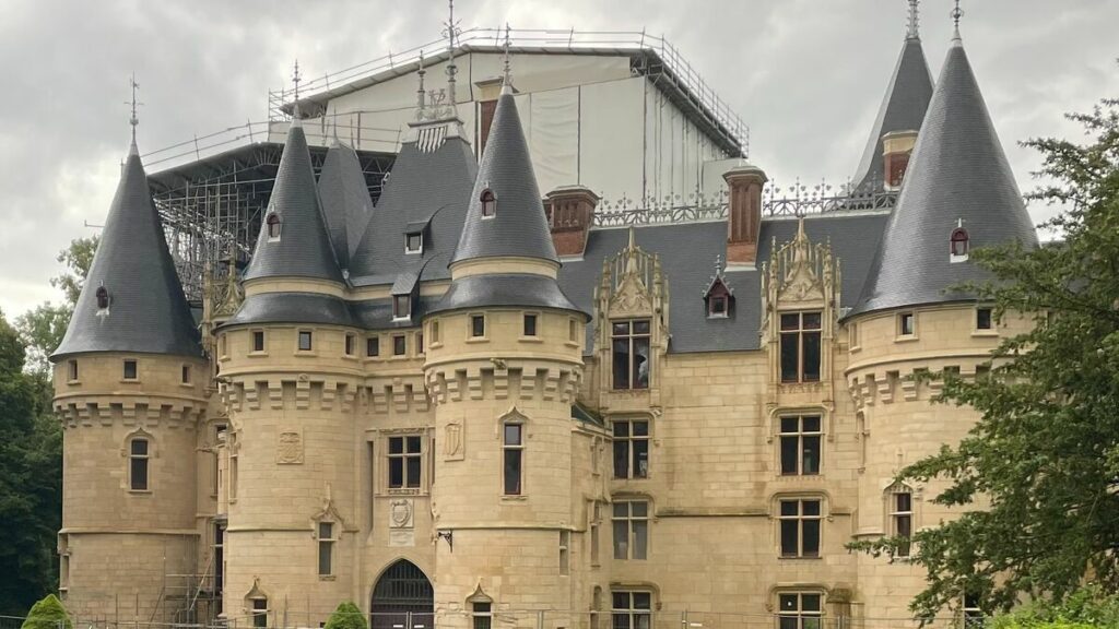 Sept ans après le début du chantier titanesque, le château de Vigny commence à retrouver de sa splendeur