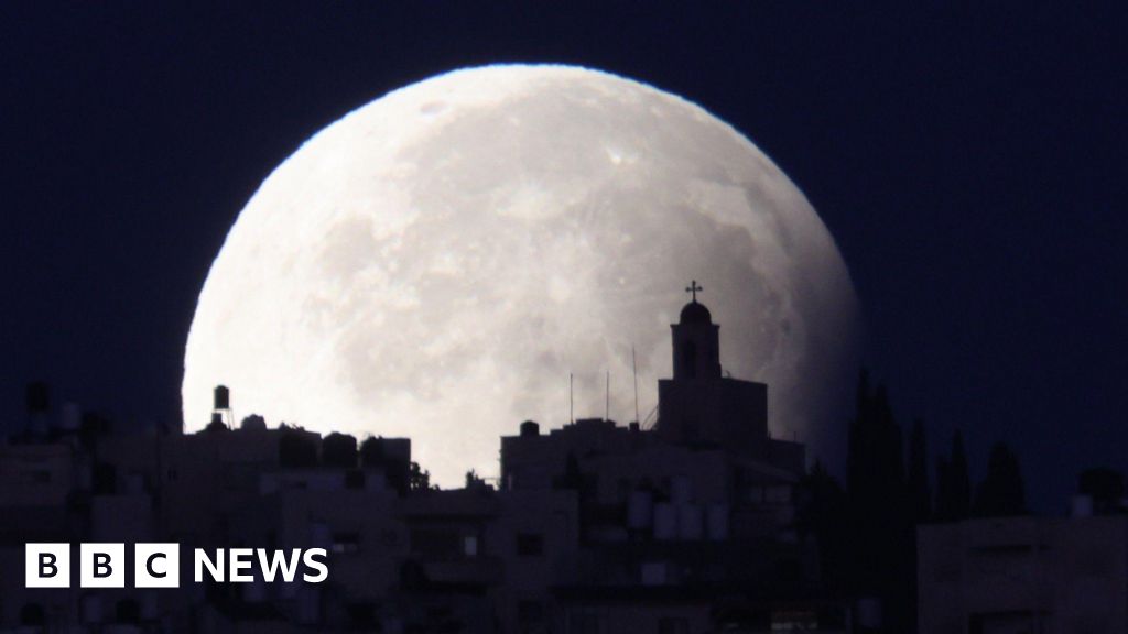 Supermoon and lunar eclipse delight  star gazers