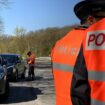 Sur nos routes: La police le surprend... en train de boire de l'alcool en conduisant