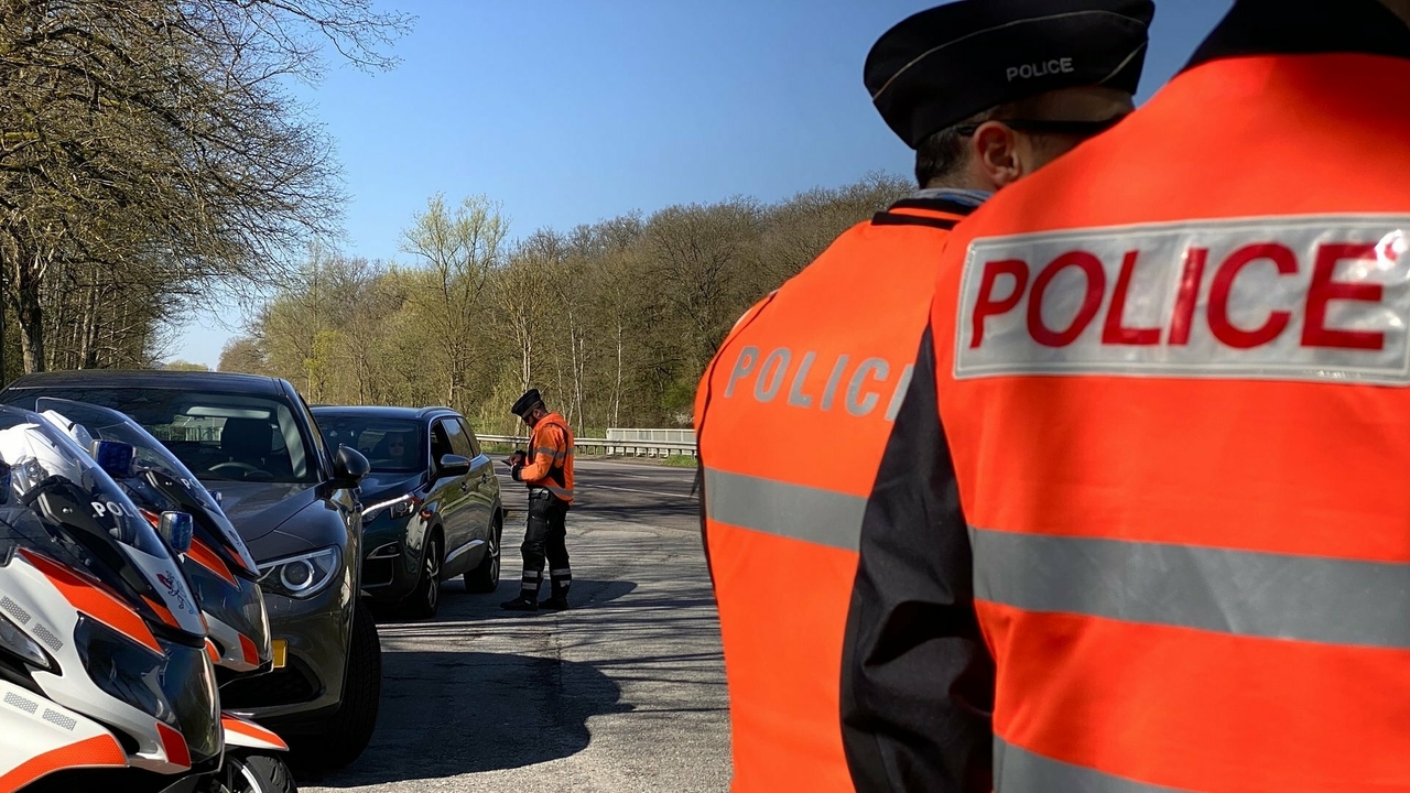 Sur nos routes: La police le surprend... en train de boire de l'alcool en conduisant