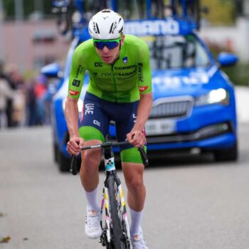 Tadej Pogacar sacré champion du monde de cyclisme sur route après une échappée de plus de 100 kilomètres