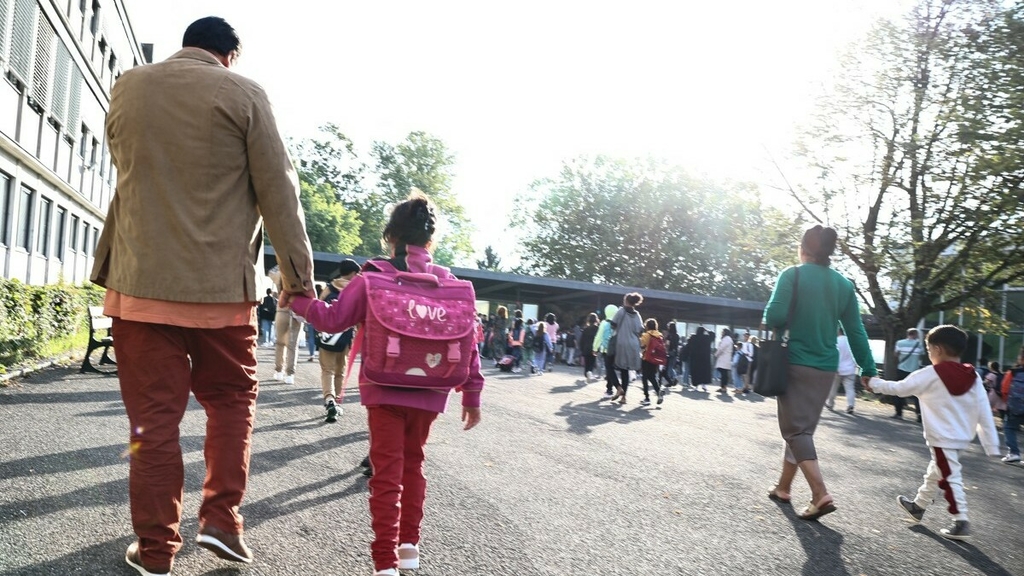 Téléphones, uniformes, "groupes de besoins": Les nouveautés de la rentrée scolaire en France