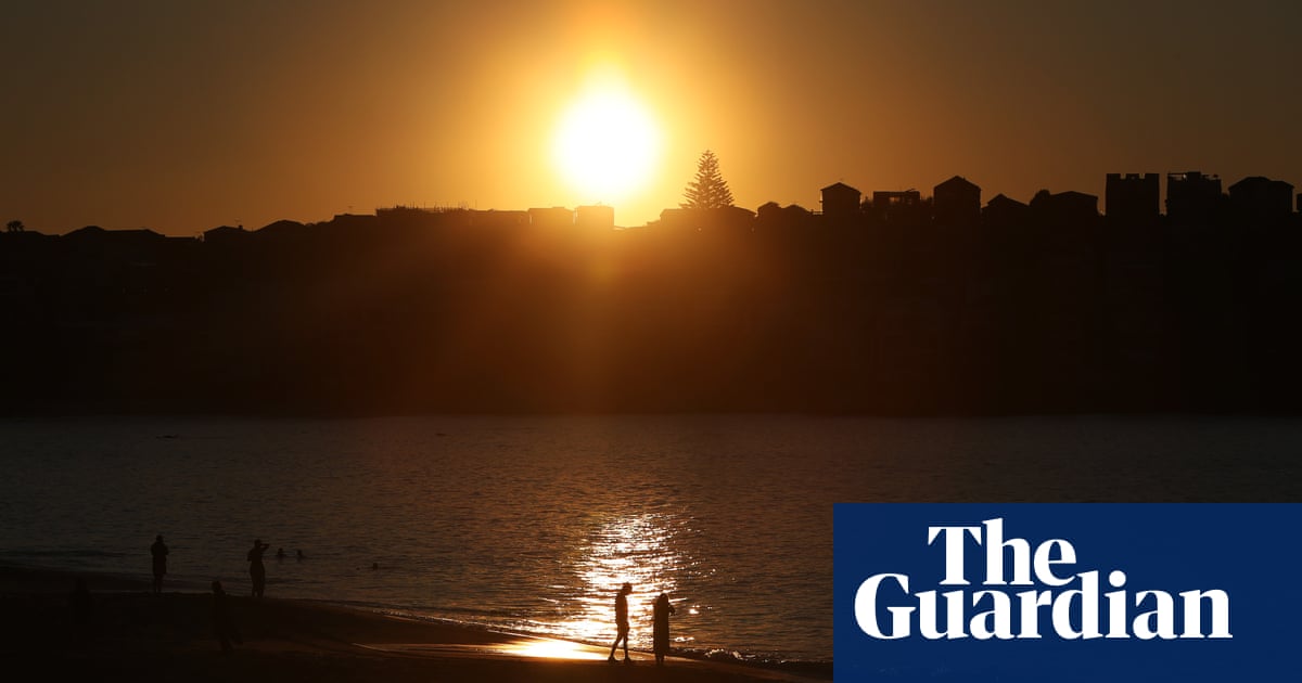 Temperatures surge in south-eastern Australia as windy weather blasts NSW and Victoria