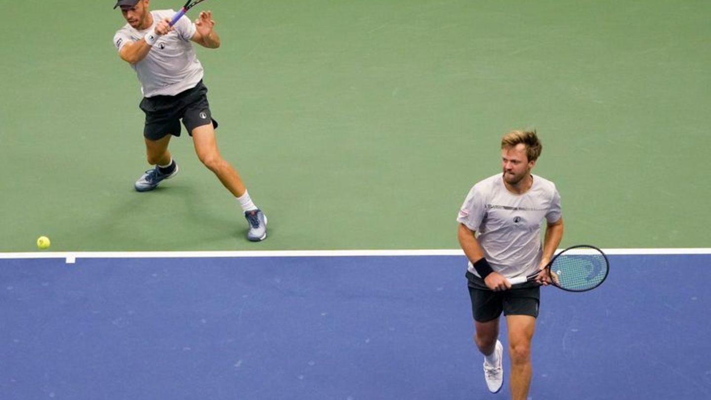 Tim Pütz (l) und Kevin Krawietz verpassen ihren ersten gemeinsamen Grand-Slam-Titel. Foto: Pamela Smith/AP/dpa