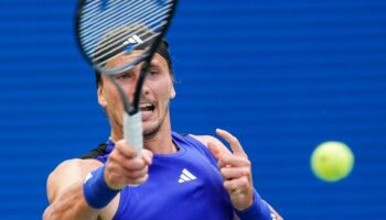 Alexander Zverev zieht souverän ins Viertelfinale der US Open ein. Foto: Eduardo Munoz Alvarez/AP/dpa