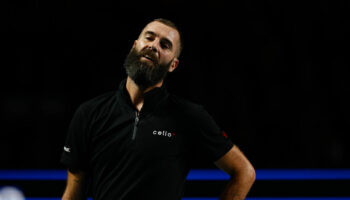 Tennis : balayé en 37 minutes, Benoît Paire envoie des baisers au public qui le siffle à Rennes