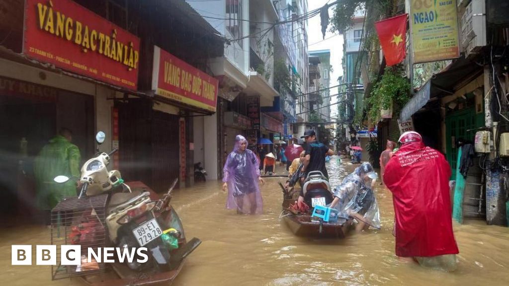 Thousands flee Vietnam floods after typhoon hits