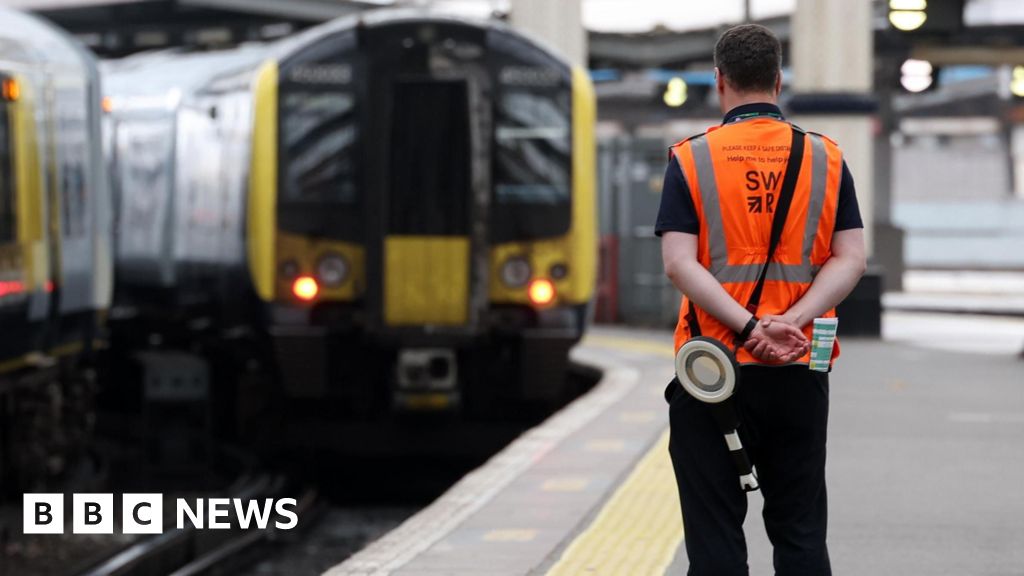 Train drivers accept pay deal to end strike action