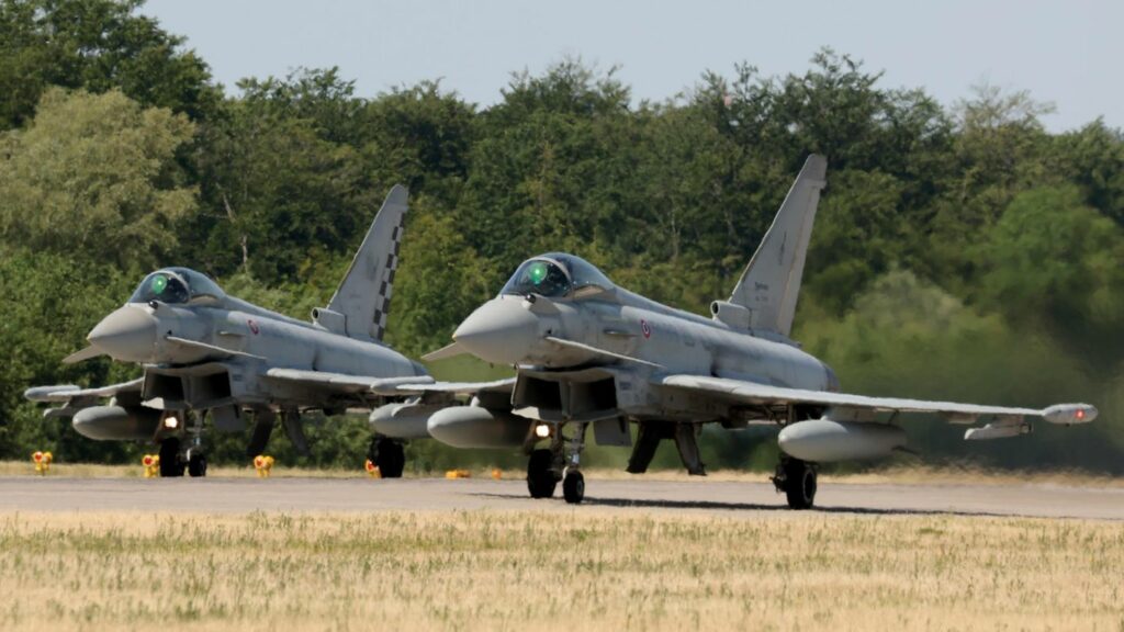 Eurofighter der Bundeswehr stehen auf der Startbahn in Laage (Mecklenburg-Vorpommern) an der Ostsee