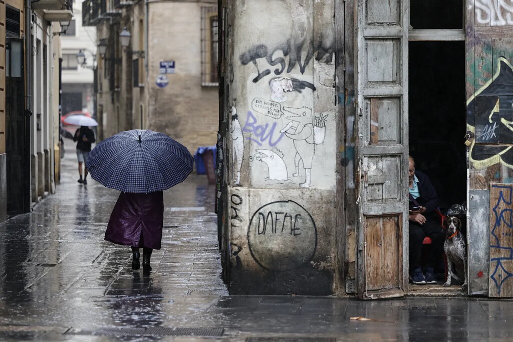 Un centro de bajas presiones pone en aviso a casi media España por lluvias y tormentas