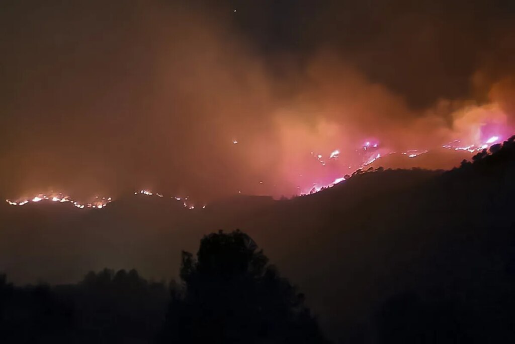 Un gran incendio en Cabacés (Tarragona) amenaza el parque natural de Montsant