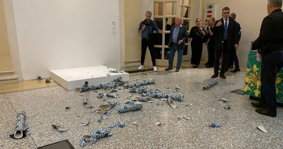 Un homme détruit une œuvre d'Ai Weiwei lors d’un vernissage en Italie