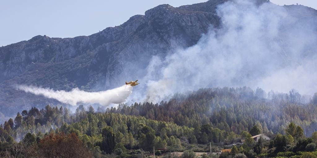 Un incendio de vegetación en Benifaió (Valencia) obliga a interrumpir la circulación ferroviaria