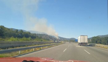 Un incendio en Girona obliga a cortar la AP-7 y la línea de Alta Velocidad