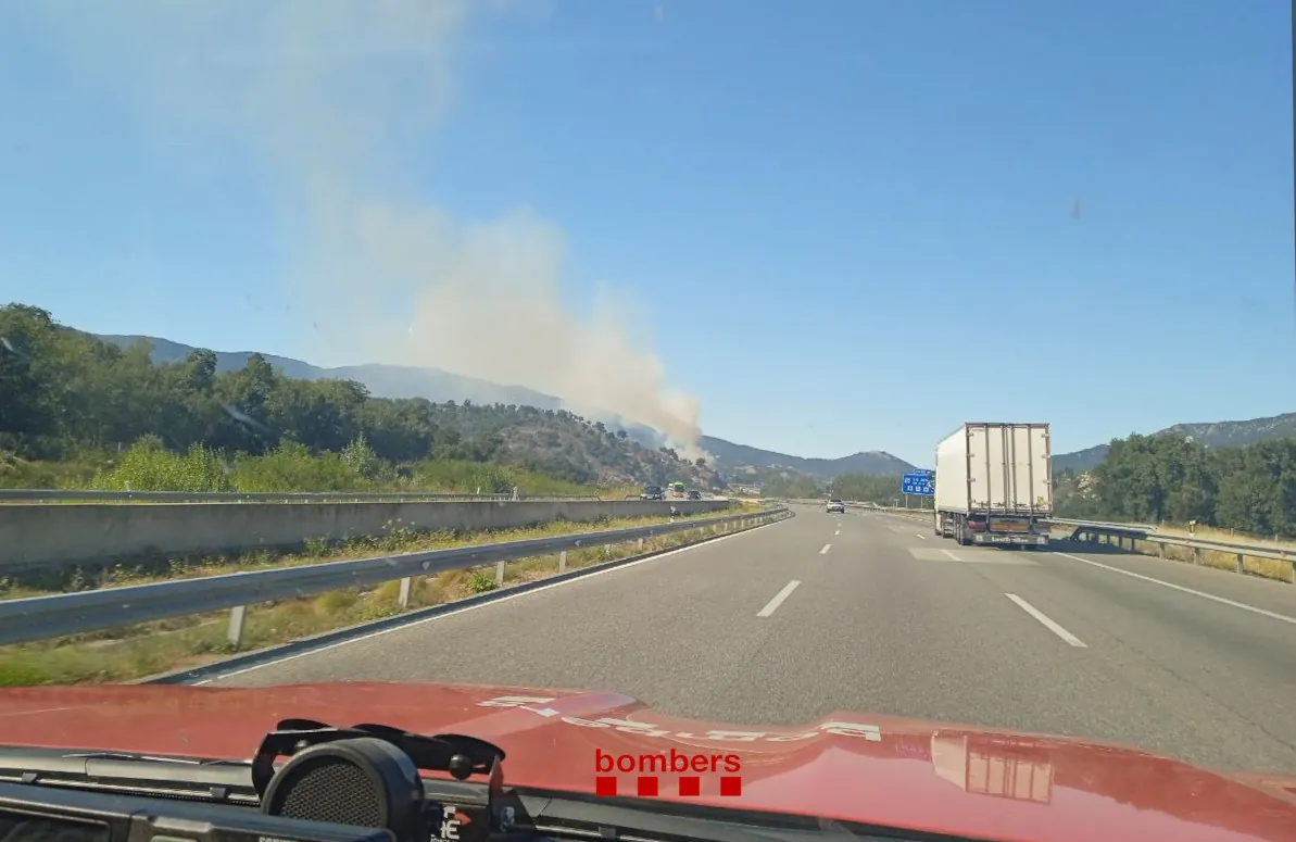 Un incendio en Girona obliga a cortar la AP-7 y la línea de Alta Velocidad