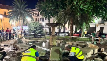 Una avería revienta la fuente de la plaza de La Magdalena de Córdoba