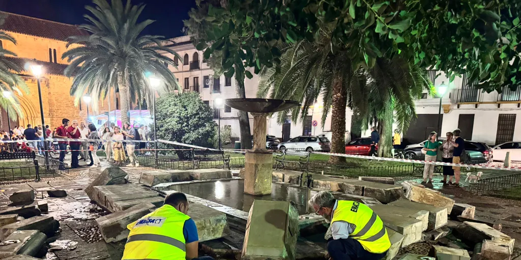 Una avería revienta la fuente de la plaza de La Magdalena de Córdoba