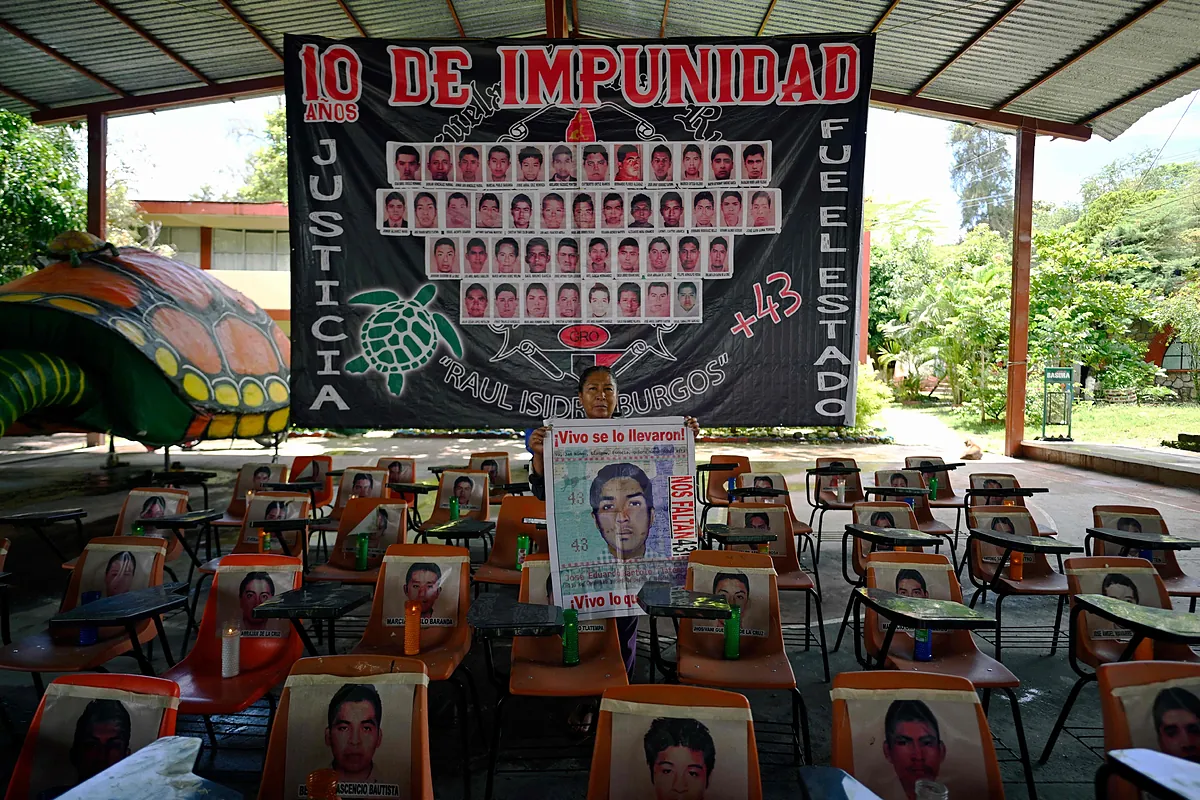 Una década de un crimen que no cae en el olvido: "¡Ayotzinapa vive!"