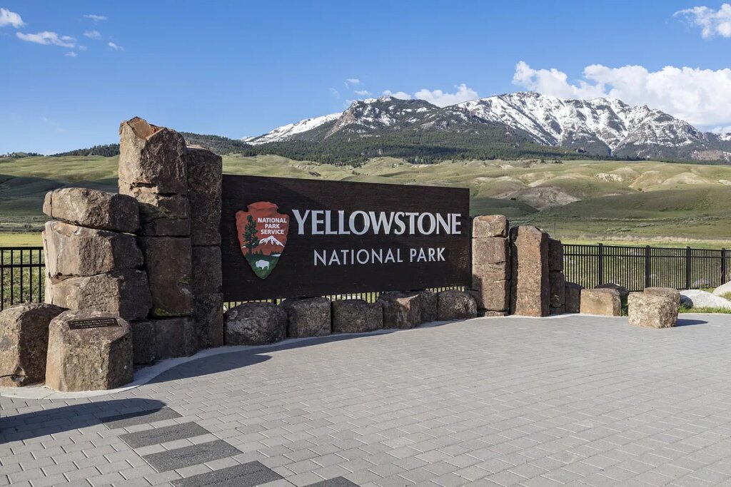 Una mujer sufre quemaduras en la pierna tras caer en agua hirviendo al caminar fuera de un sendero cerca del géiser Old Faithful en el Parque Yellowstone