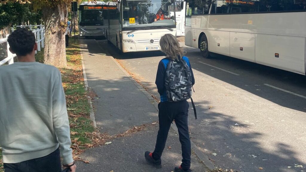 « Une catastrophe ! » : dans le Val-d’Oise, les bus de transport scolaire mettent les familles sur les nerfs