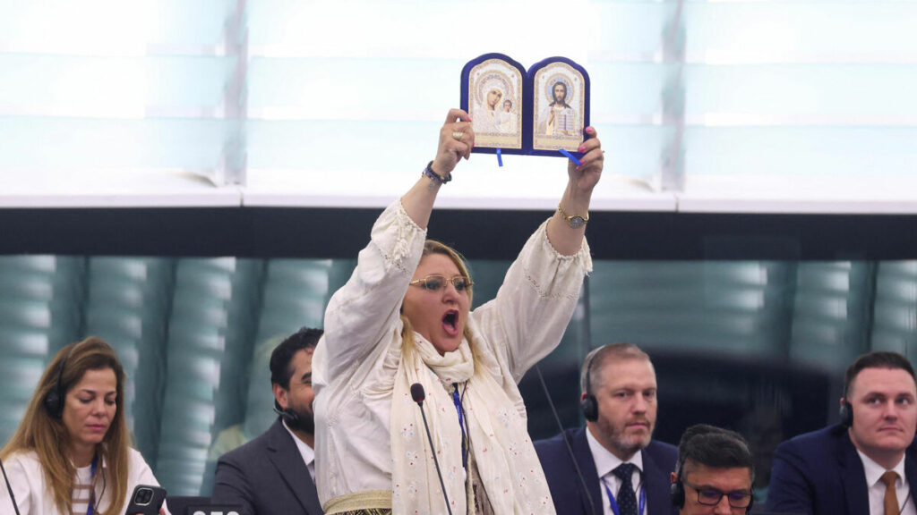 Une eurodéputée roumaine exclue du parlement européen après une réaction virulente lors d’un discours de Valérie Hayer