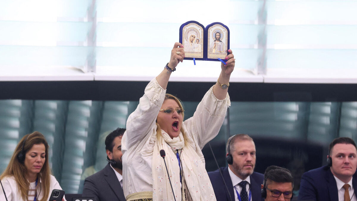 Une eurodéputée roumaine exclue du parlement européen après une réaction virulente lors d’un discours de Valérie Hayer