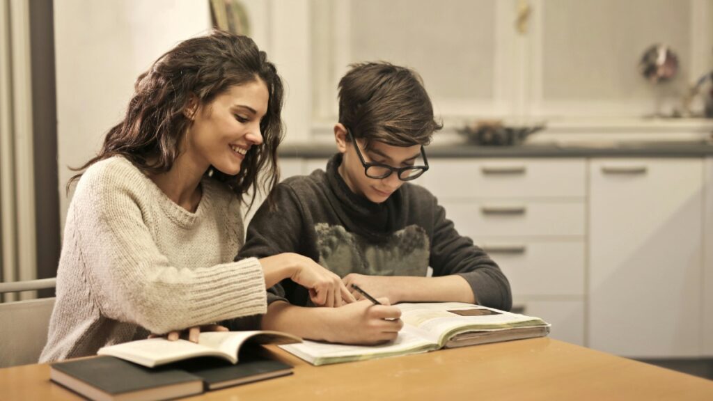 Une mère refuse que son fils fasse ses devoirs, l'enseignante finit par lui donner raison