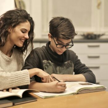 Une mère refuse que son fils fasse ses devoirs, l'enseignante finit par lui donner raison