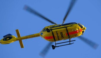 Der Verletzte wird mit einem Rettungshubschrauber in eine Klinik gebracht. (Symbolbild) Foto: Robert Michael/dpa