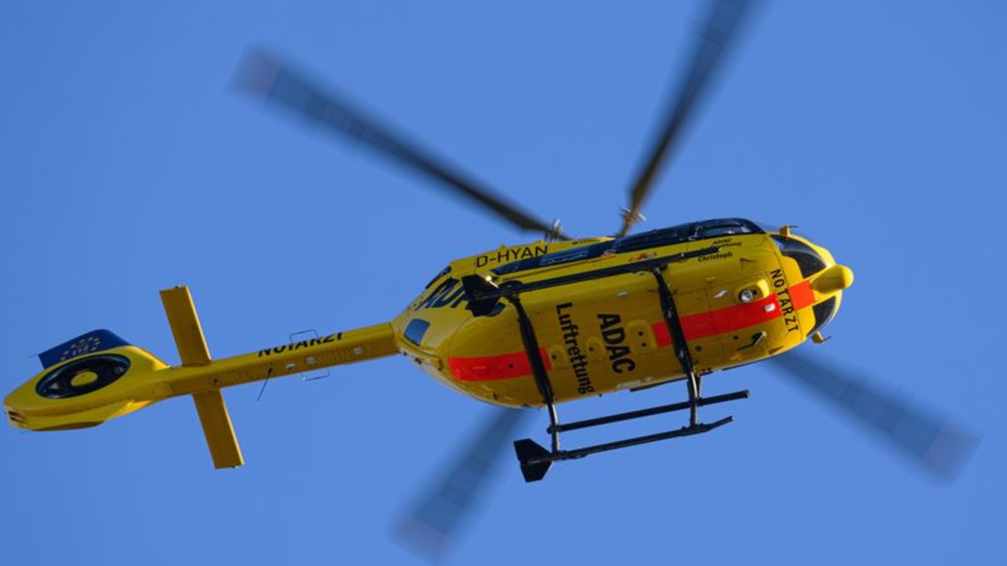 Der Verletzte wird mit einem Rettungshubschrauber in eine Klinik gebracht. (Symbolbild) Foto: Robert Michael/dpa