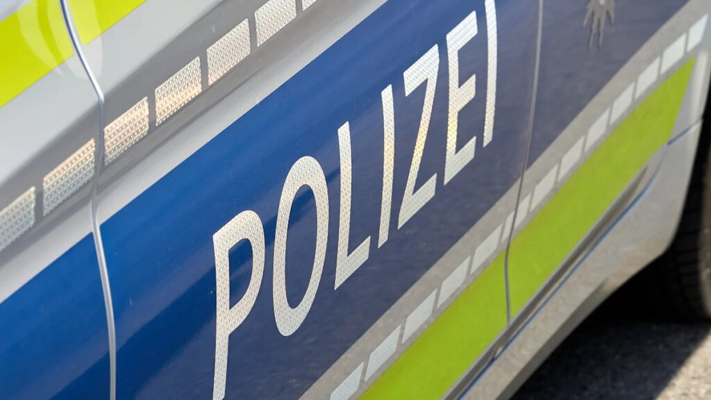 Unfallflucht in Poing: Zwei Schilder und zwei Steine angefahren