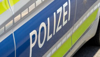 Unfallflucht in Poing: Zwei Schilder und zwei Steine angefahren