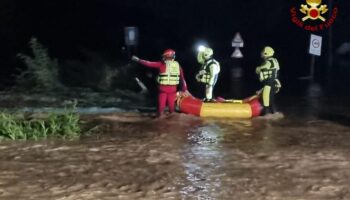 Die Suche nach zwei Opfern läuft. Foto: -/vigilfuoco.tv/dpa