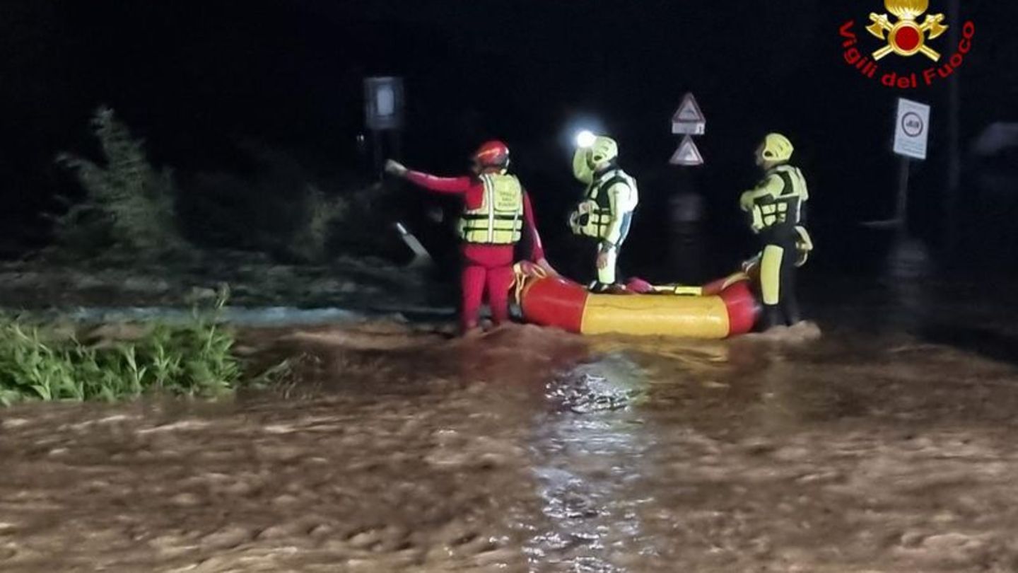 Die Suche nach zwei Opfern läuft. Foto: -/vigilfuoco.tv/dpa