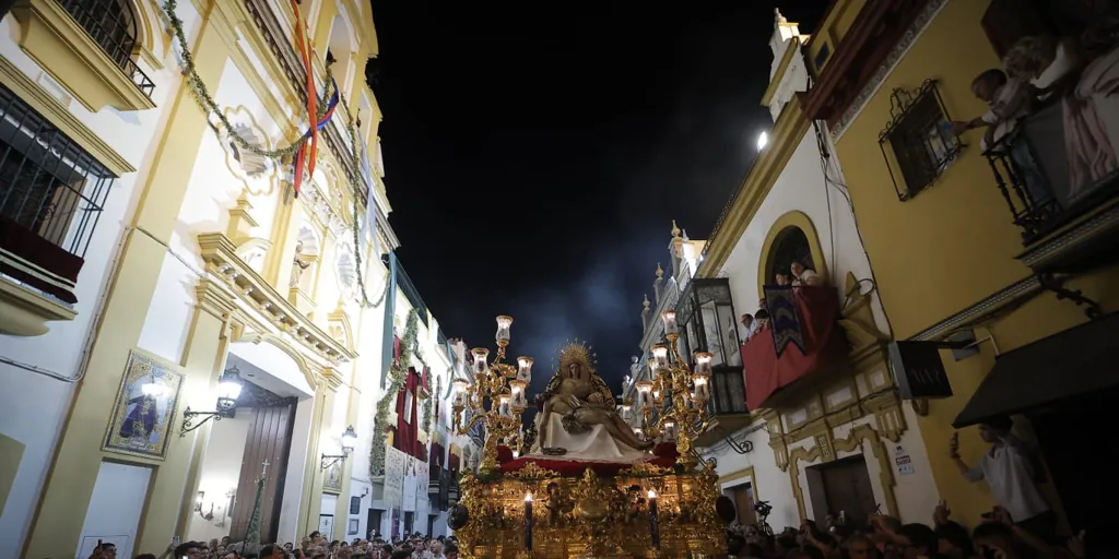 Varias personas protagonizaron una pelea en la calle Pureza al paso de la Piedad del Baratillo