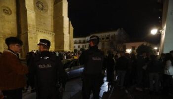 Velá de Santa Marina en Córdoba: la Policía multa a 10 personas por hacer botellón y a 16 por orinar en la calle