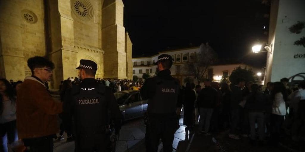 Velá de Santa Marina en Córdoba: la Policía multa a 10 personas por hacer botellón y a 16 por orinar en la calle