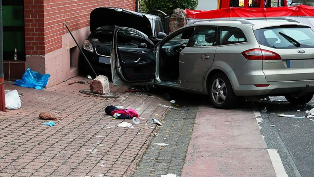 Wurde das Auto absichtlich in die Gruppe gesteuert oder handelte es sich um einen Unfall? Foto: Ralf Hettler/dpa