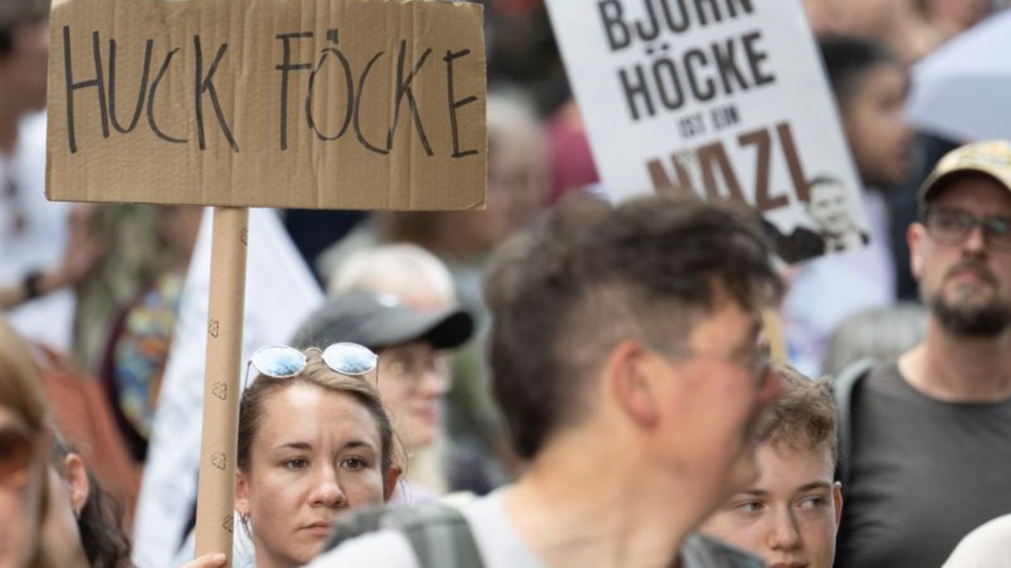 "Alle zusammen gegen den Faschismus" lautete das Motto der Demo. Foto: Boris Roessler/dpa