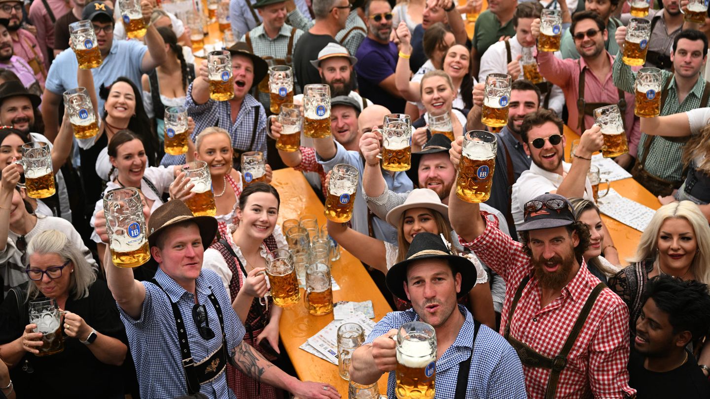 Wiesn-Anstich: Oktoberfest offiziell gestartet: Ausgelassene Stimmung trotz hoher Preise