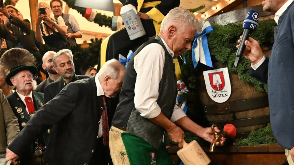 Wiesn-Anstich: Wer ist der alte Mann neben dem Oberbürgermeister beim Anzapfen?