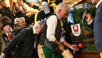 Wiesn-Anstich: Wer ist der alte Mann neben dem Oberbürgermeister beim Anzapfen?