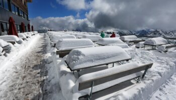 Wintereinbruch auf den Bergen: Geschlossene Schneedecke in den bayerischen Alpen