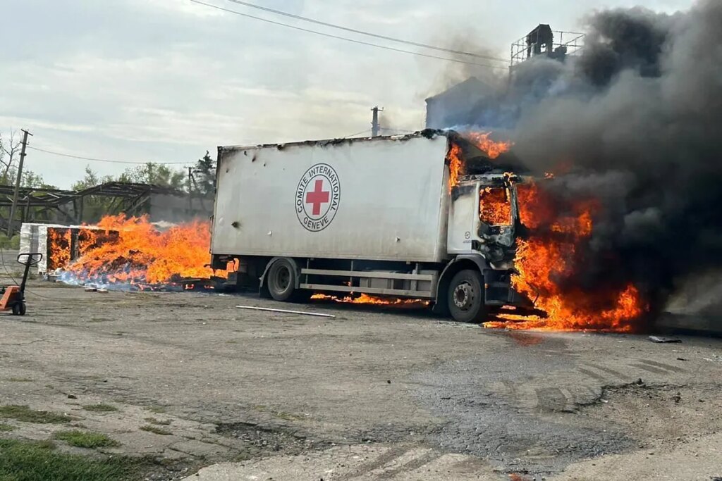 Zelenski denuncia la muerte de tres personas en un ataque ruso a un convoy de la Cruz Roja