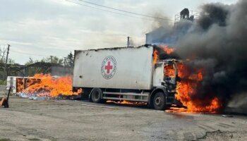 Zelenski denuncia la muerte de tres personas en un ataque ruso a un convoy de la Cruz Roja