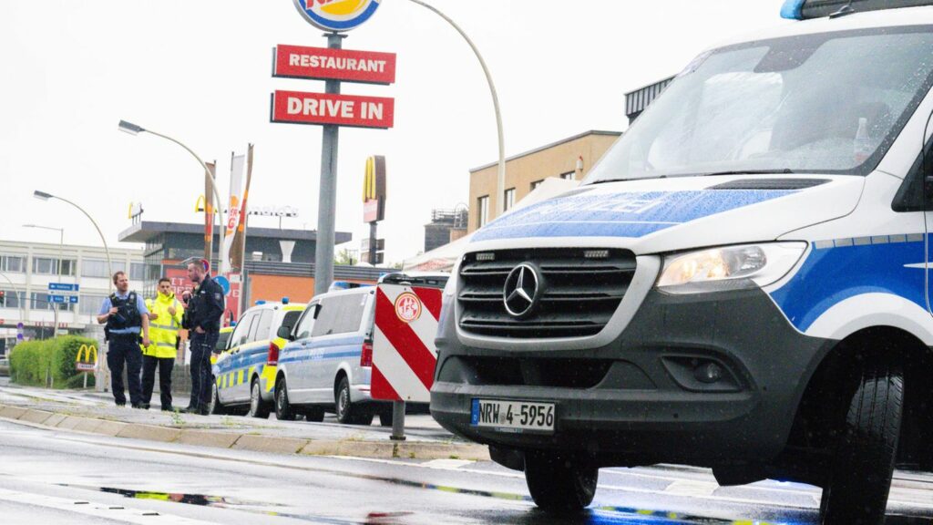 Einsatzkräfte sichern nach eine Messerattacke den Tatortin Bonn