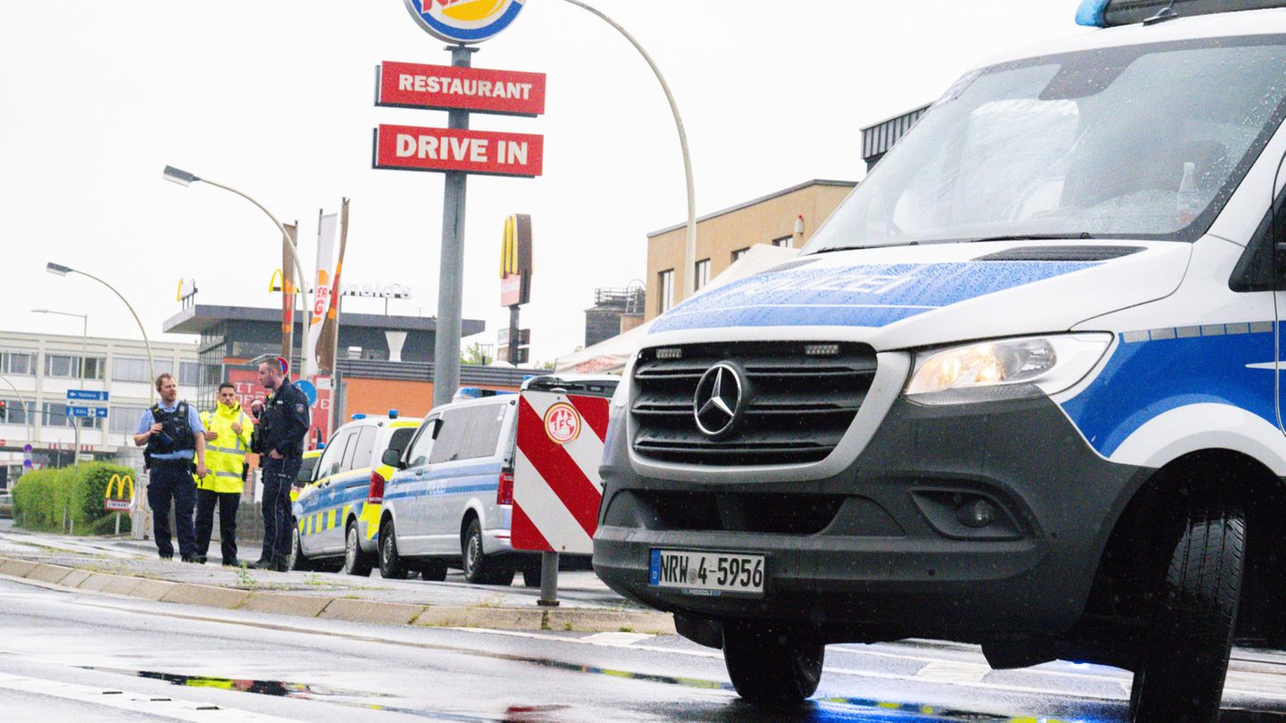 Einsatzkräfte sichern nach eine Messerattacke den Tatortin Bonn